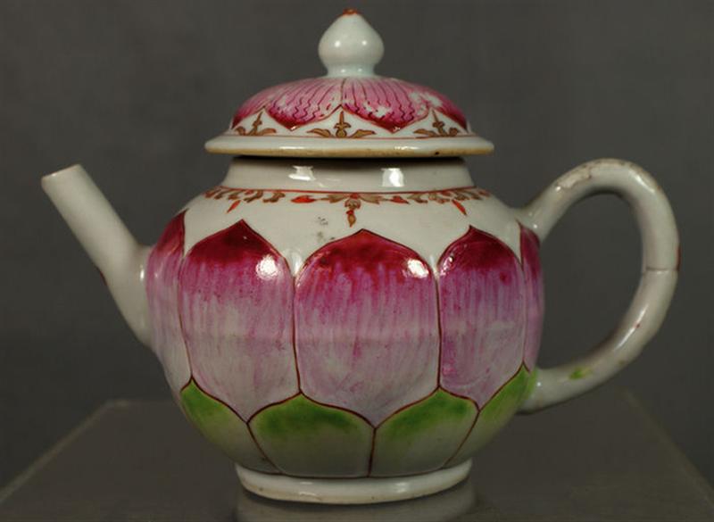 Appraisal: Chinese Export porcelain teapot bulbous body with concentric rings of