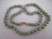 Appraisal: A graduated jade bead necklace with a yellow metal clasp