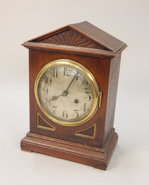 Appraisal: An early thC oak cased mantle clock with a silvered