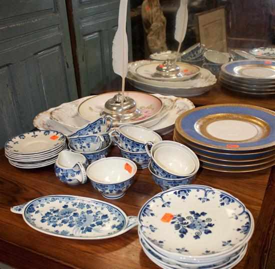 Appraisal: Assorted Delft blue and white cups and saucers five Hutschenreuther