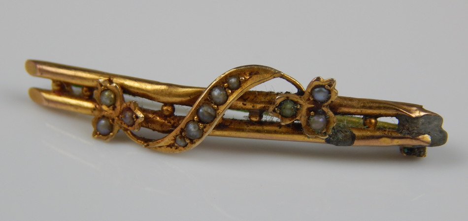 Appraisal: An early thC bar brooch set with seed pearls in