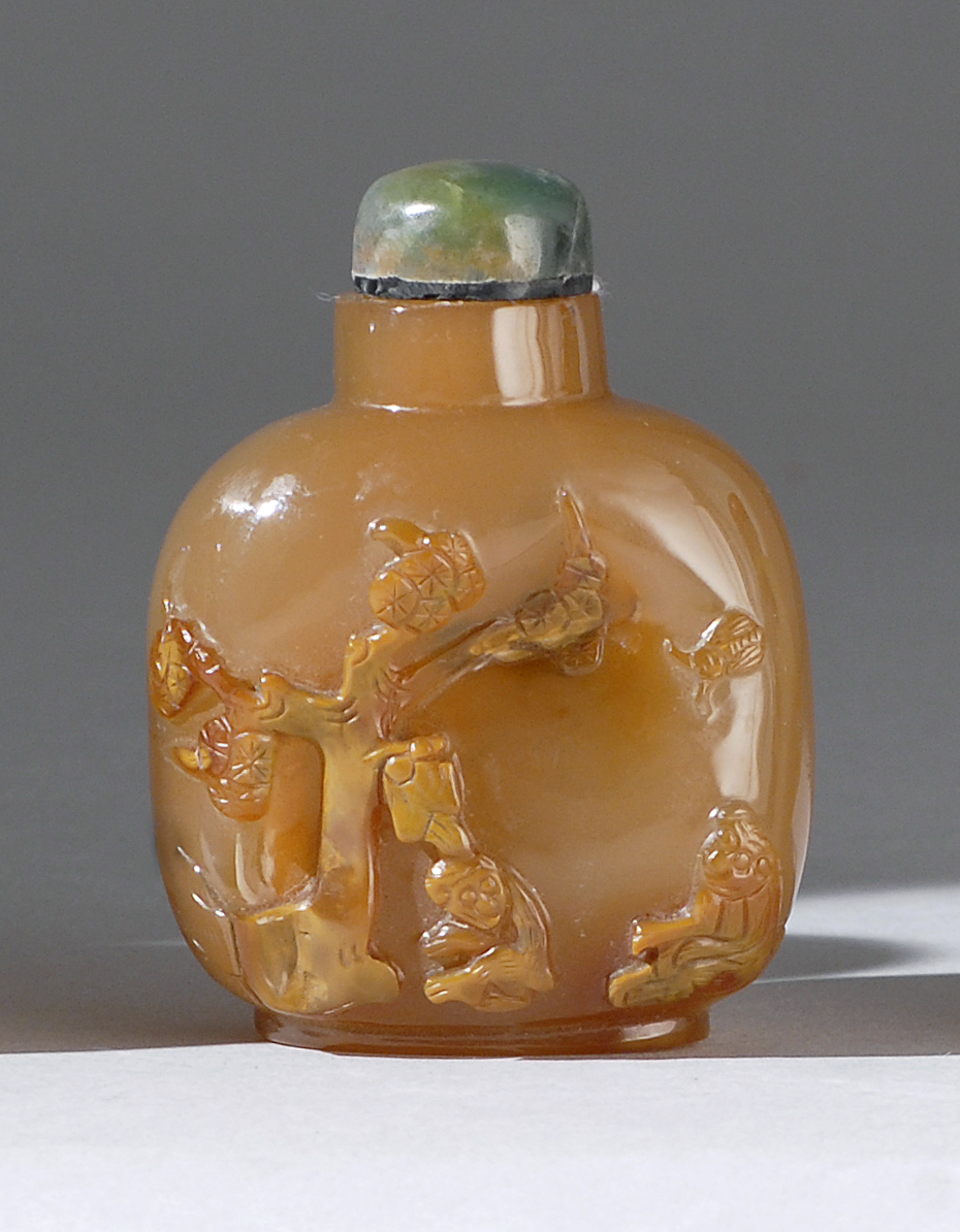 Appraisal: CHALCEDONY AGATE SNUFF BOTTLE Late th CenturyIn flattened ovoid form