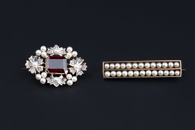 Appraisal: A GARNET DIAMOND AND SEED PEARL SET BROOCH the central