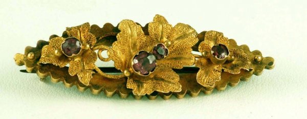 Appraisal: Victorian pin in tested K yellow gold in a grape