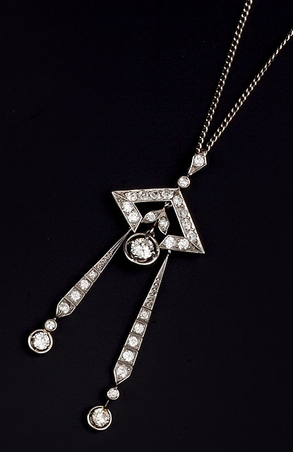 Appraisal: A DIAMOND N GLIG E PENDANT NECKLACE the tapered linear