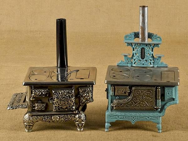 Appraisal: Two cast iron toy stoves to include a Dent Quee