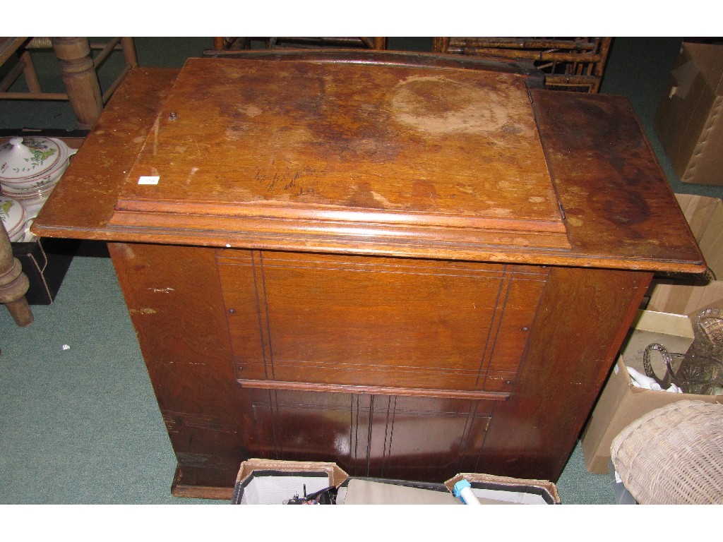 Appraisal: Singer sewing machine cabinet