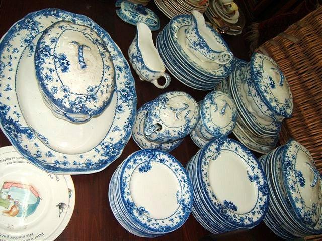 Appraisal: A Doulton Arnold pattern dinner service consisting of dinner plates