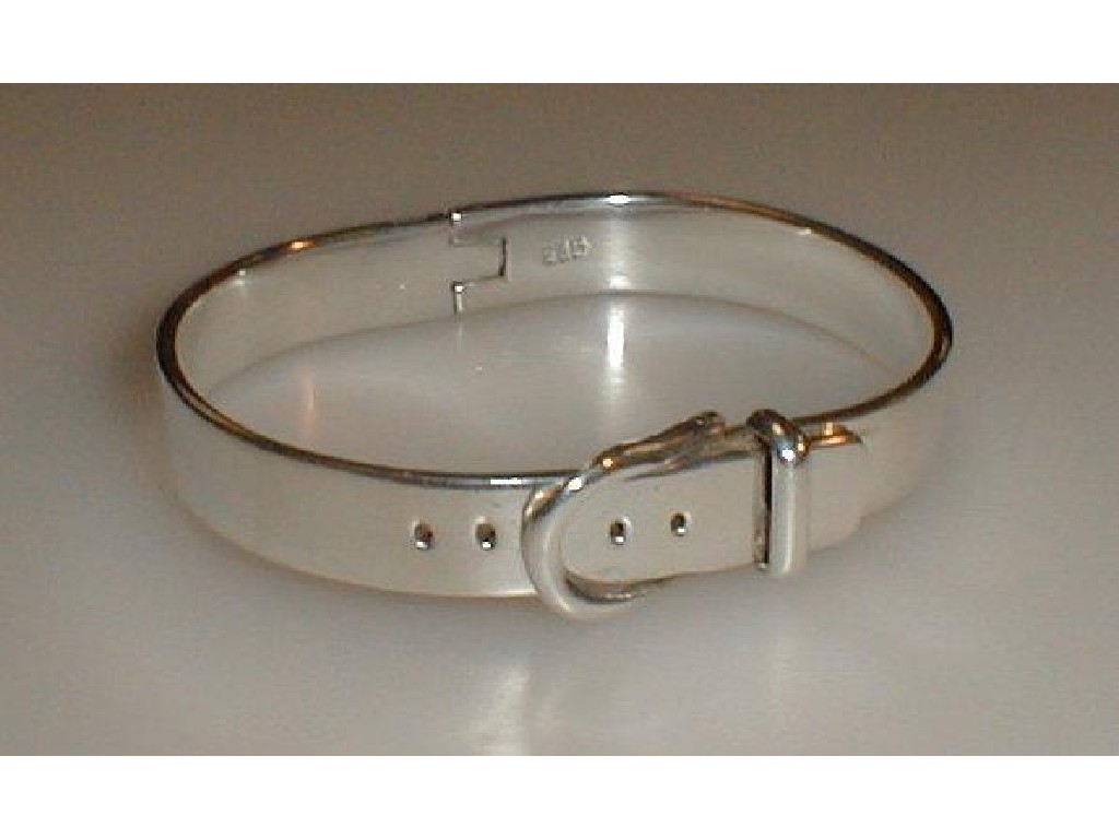 Appraisal: A white metal bracelet in the form of a belt