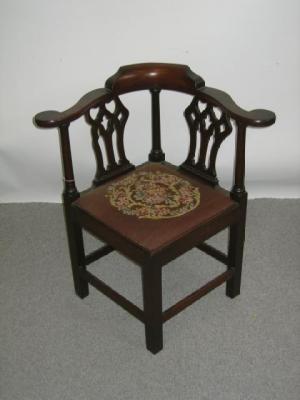 Appraisal: A VICTORIAN MAHOGANY CORNER CHAIR of Georgian design the scrolled