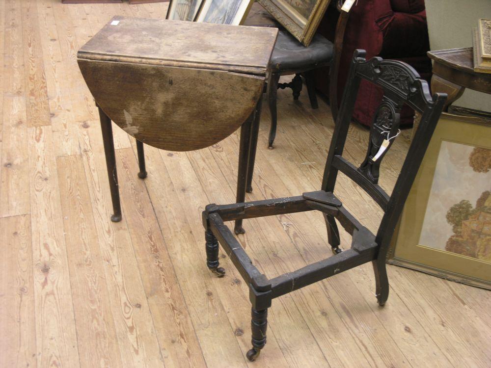 Appraisal: A small th century oak drop leaf table turned legs