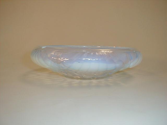 Appraisal: A Joblin opalescent clam shell bowl with turned rim