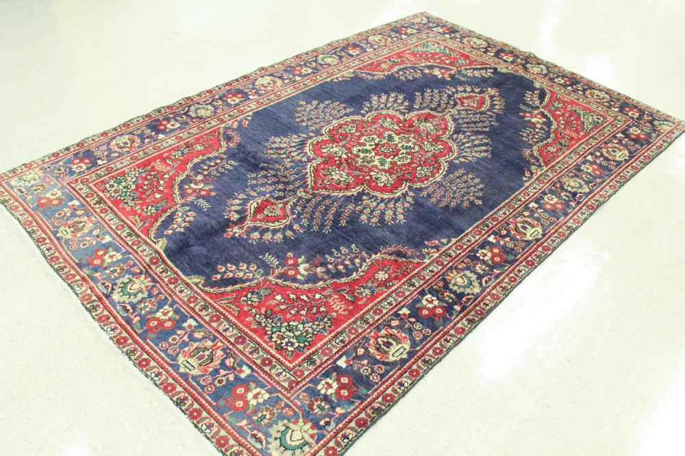 Appraisal: HAND KNOTTED PERSIAN CARPET central floral medallion design on plain