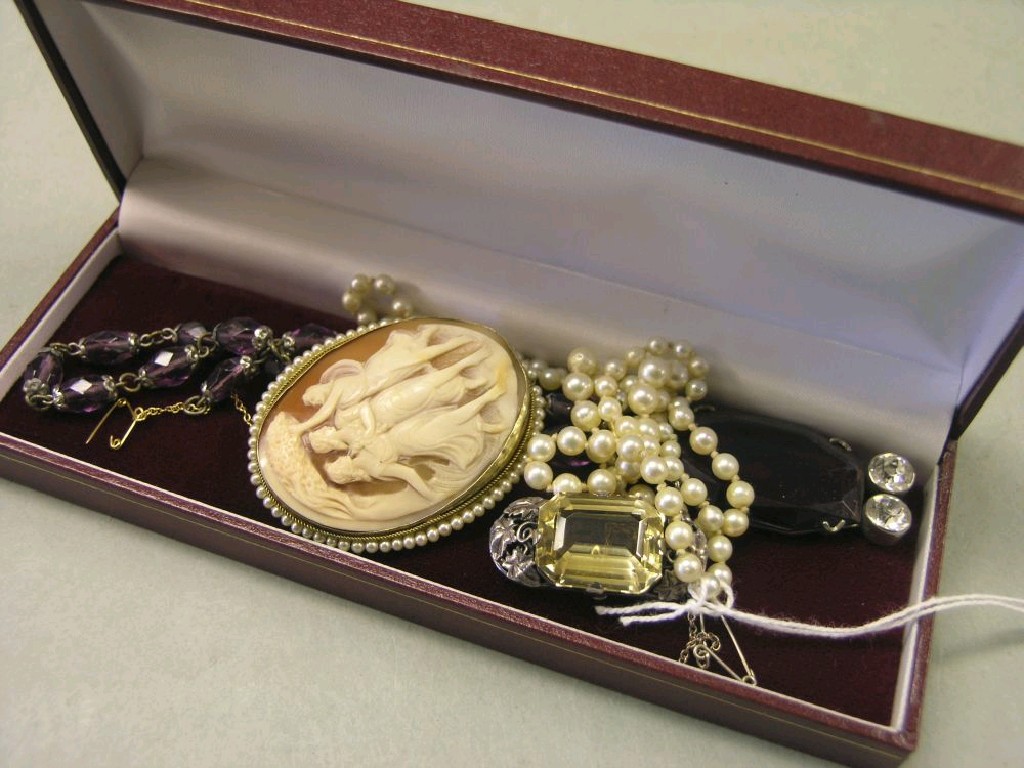 Appraisal: A cultured pearl necklace together with a cameo brooch with