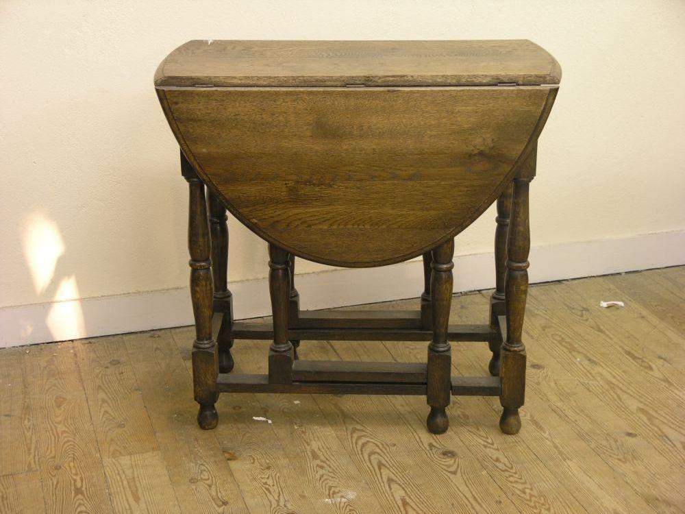 Appraisal: A solid dark oak gate-leg table on baluster turned underframe