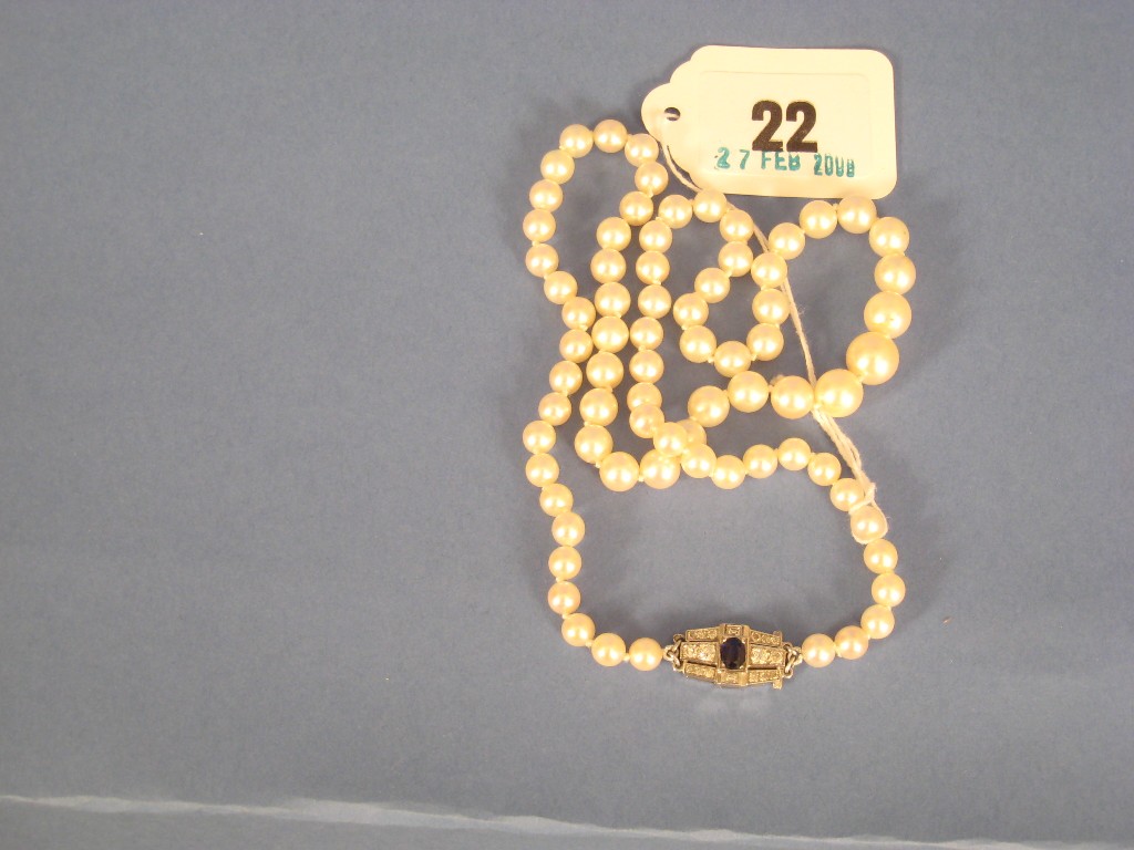 Appraisal: A Single Row Cultured Pearl Necklace graduated from the front