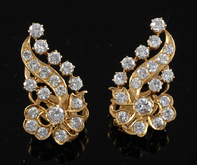 Appraisal: A PAIR OF DIAMOND EARRINGS The ct gold earrings of