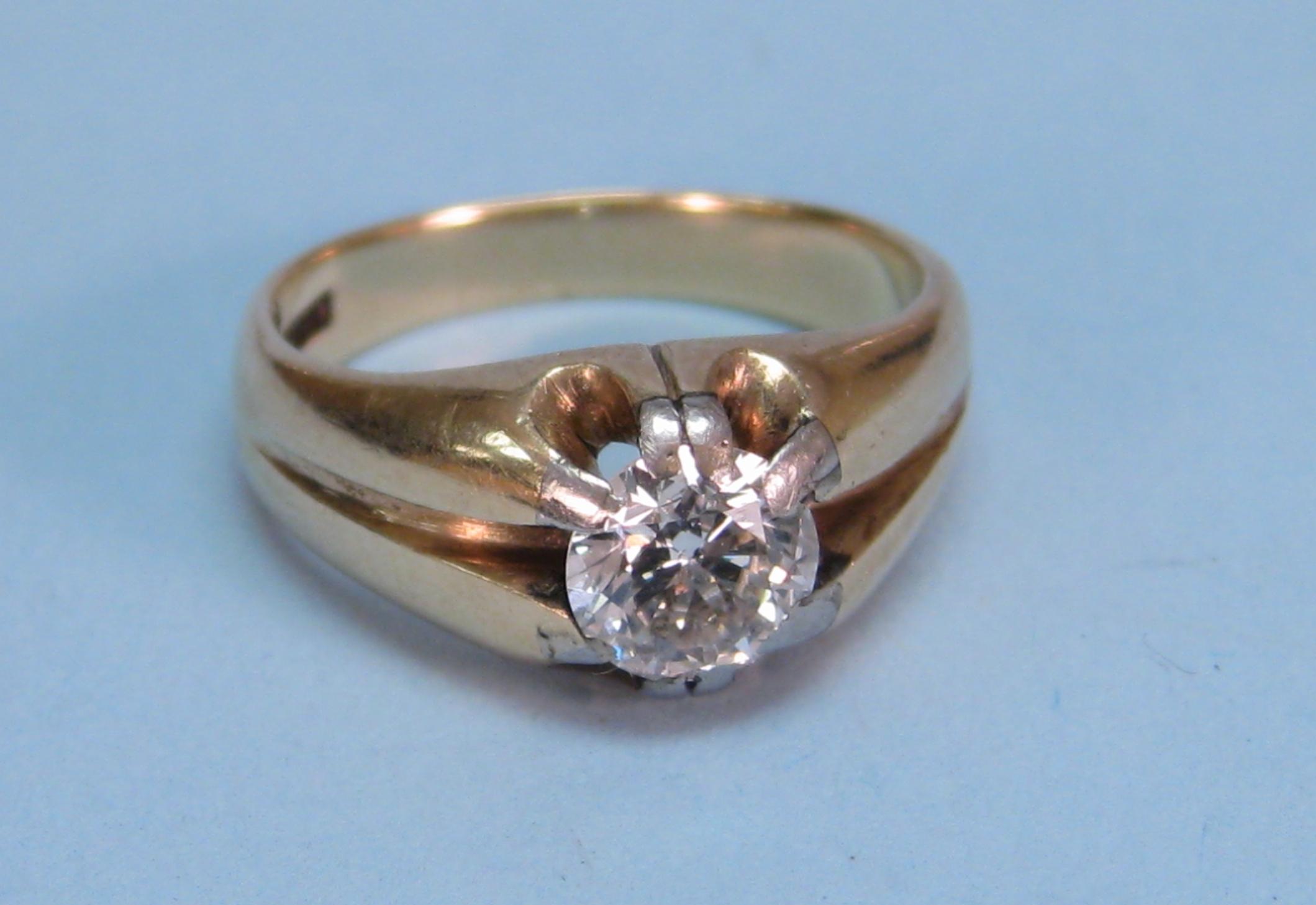 Appraisal: An ct gold and platinum Gent's Solitaire Diamond Ring claw-set