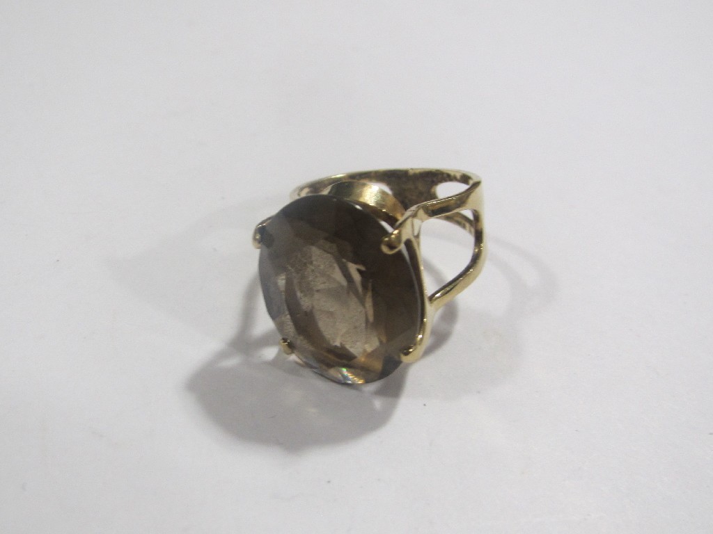 Appraisal: Nine carat gold smokey topaz single stone ring