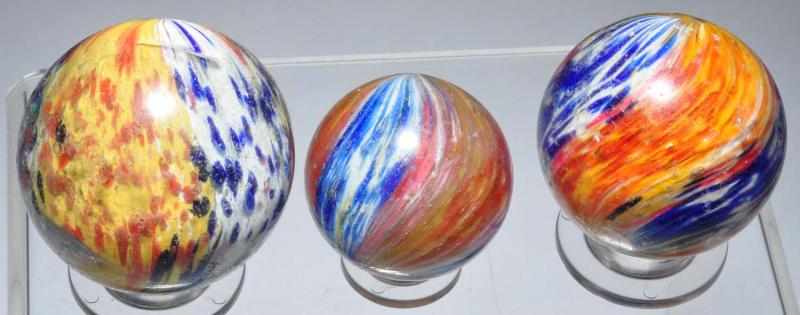 Appraisal: Lot of Four-Panel Onionskin Marbles Description Largest with opposing panels