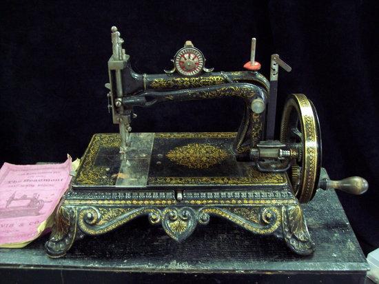 Appraisal: A late th Century sewing machine