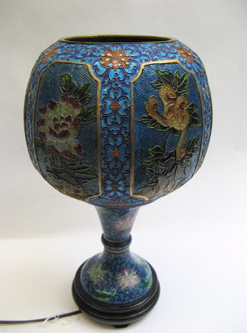 Appraisal: CHINESE CLOISONNE ENAMEL TABLE LAMP The open topped globular shade