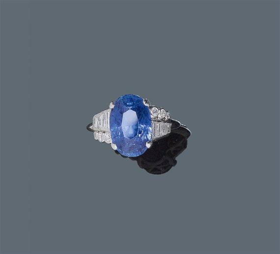 Appraisal: A SAPPHIRE AND DIAMOND RING ca Platinum Classic elegant ring