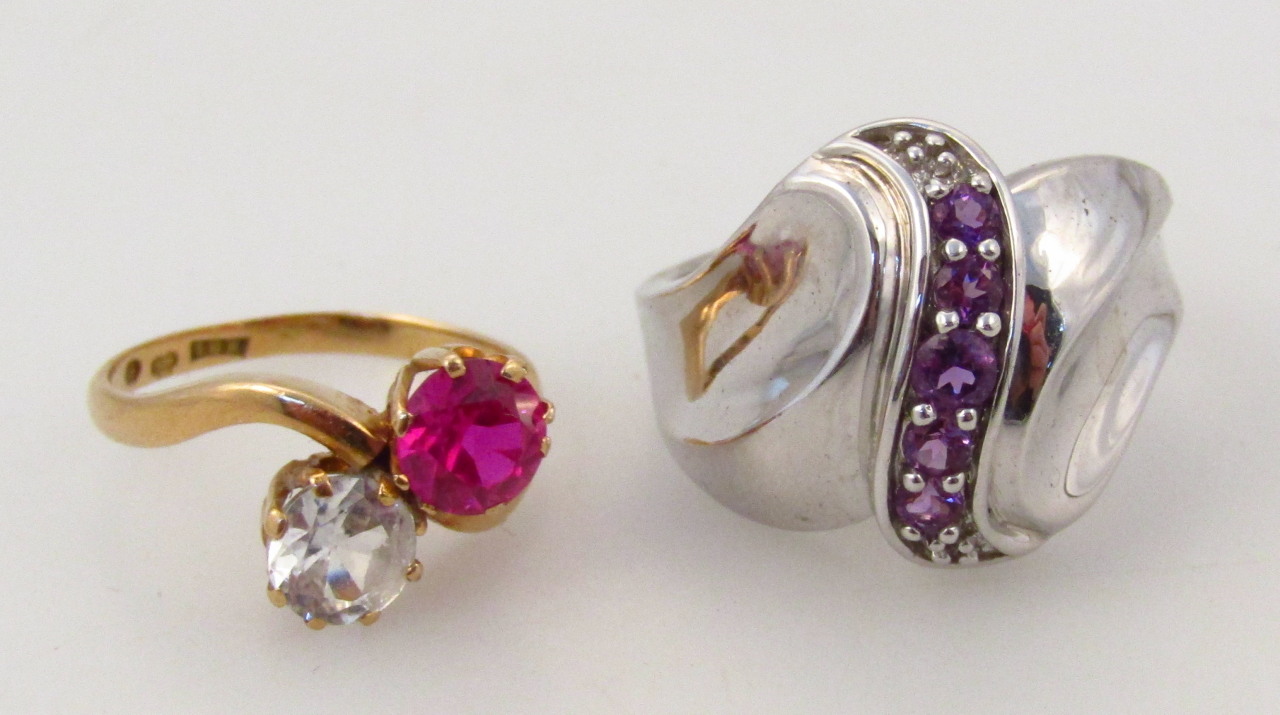 Appraisal: A crossover dress ring with claw set stones in pink