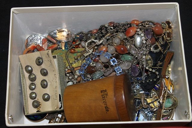 Appraisal: A COLLECTION OF VARIOUS COSTUME JEWELLERY including beads necklaces brooches