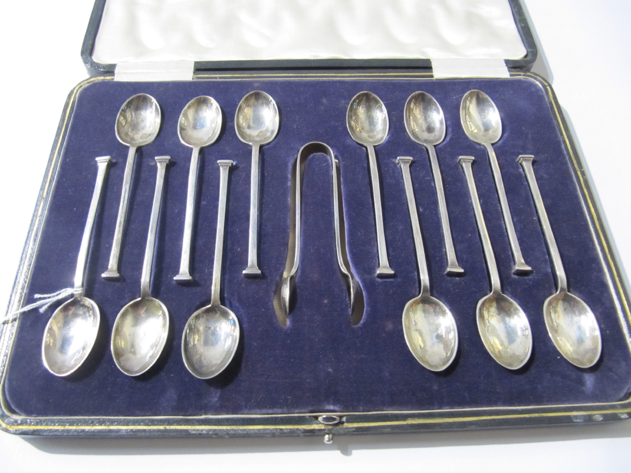 Appraisal: A cased set of twelve silver spoons with tongs Sheffield