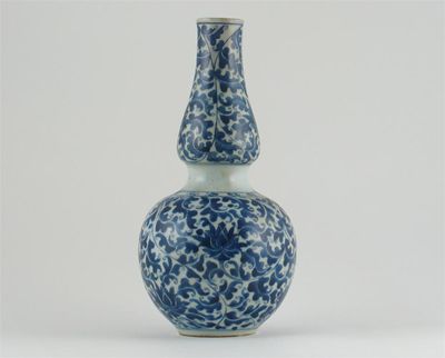 Appraisal: A Chinese blue and white double gourd vase decorated with