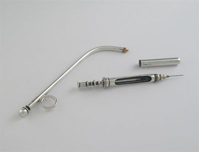 Appraisal: Medical interest an Edwardian syringe with cover by F F