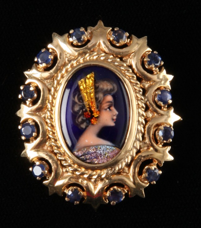 Appraisal: KY pin with round mm sapphires gold weight with hand