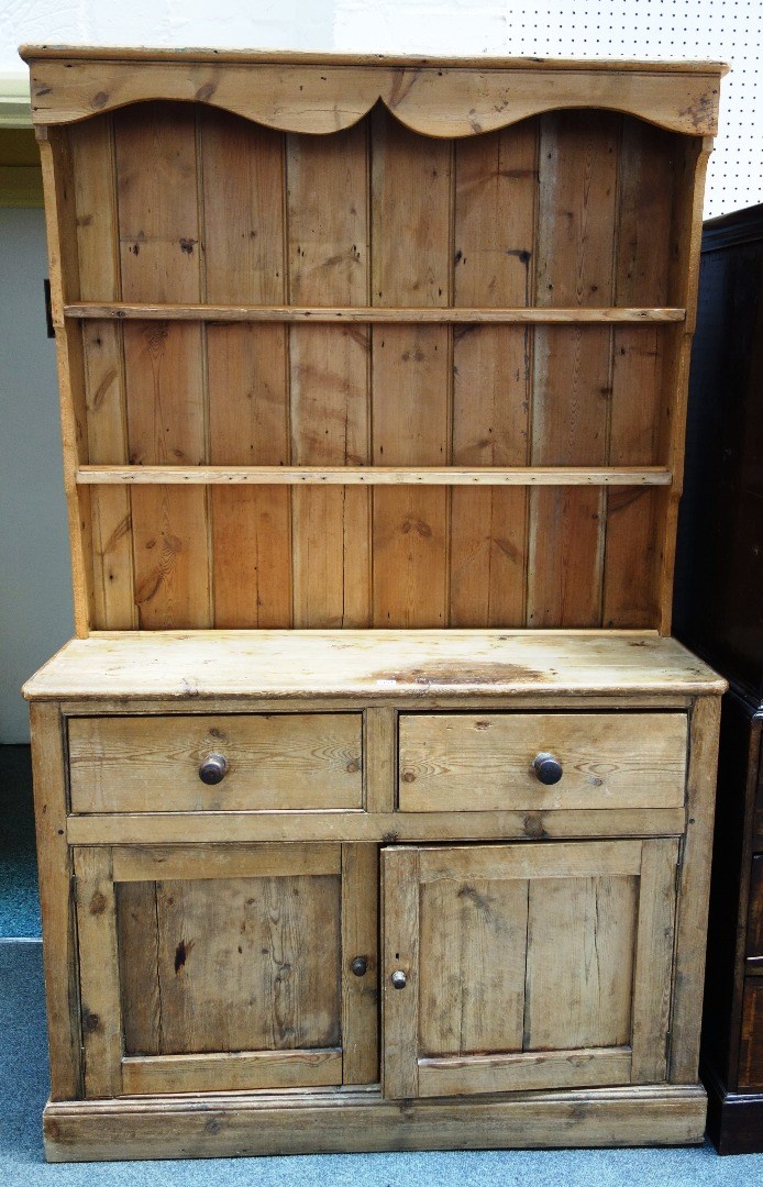 Appraisal: A Victorian pine dresser the enclosed two tier plate rack