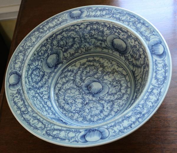 Appraisal: A CHINESE QING DYNASTY BLUE WHITE PORCELAIN BOWLThe th century