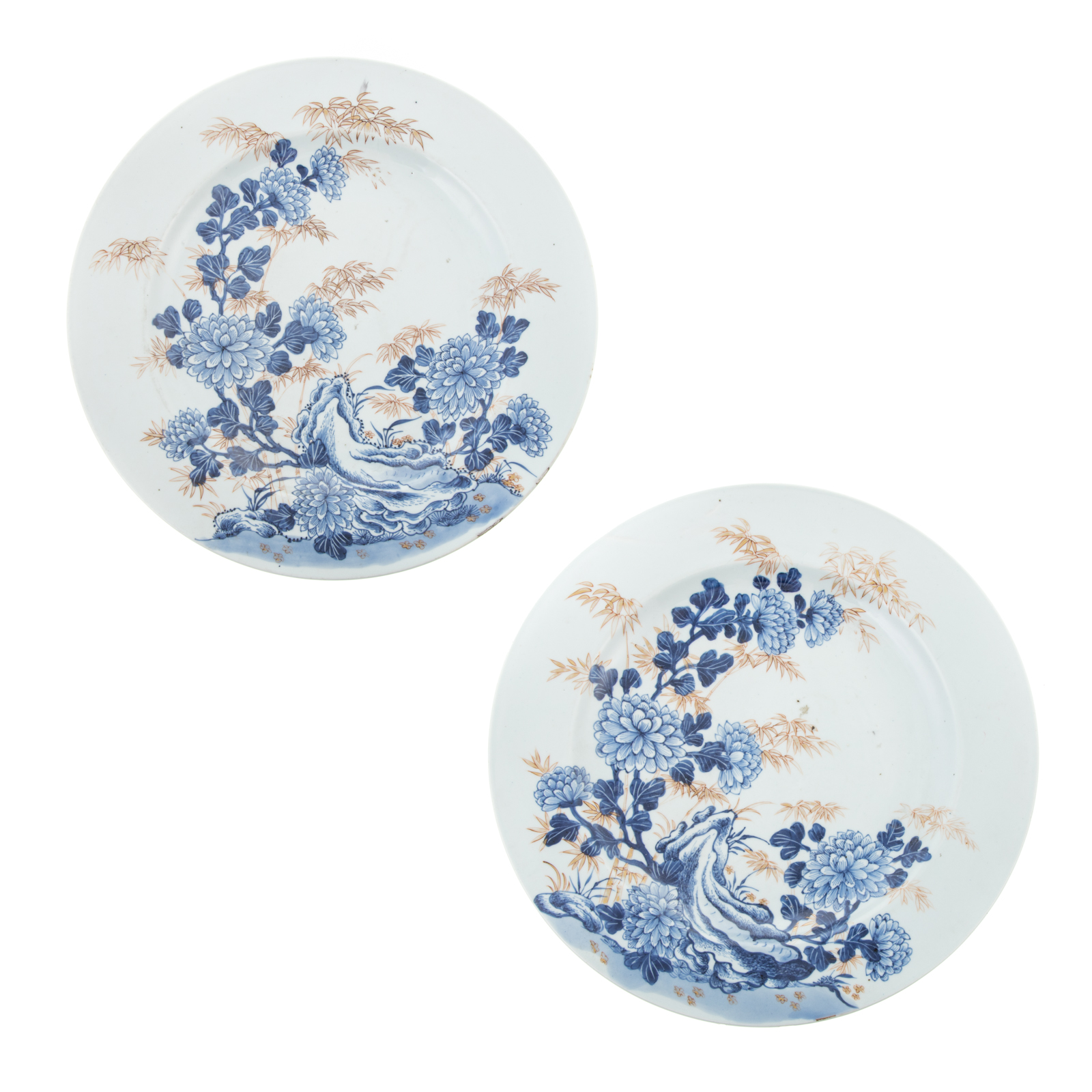 Appraisal: A PAIR OF CHINESE EXPORT PORCELAIN CHARGERS Circa having blue