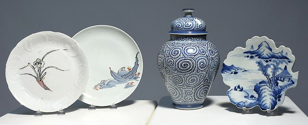 Appraisal: Four pieces of Japanese ceramics Four pieces of Japanese ceramics