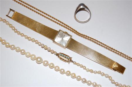 Appraisal: A graduated cultured pearl necklace composed of pearls ranging from