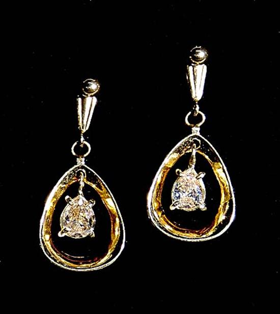 Appraisal: Diamond earrings centered by pear-shaped diamond pendant ctw clarity SI-