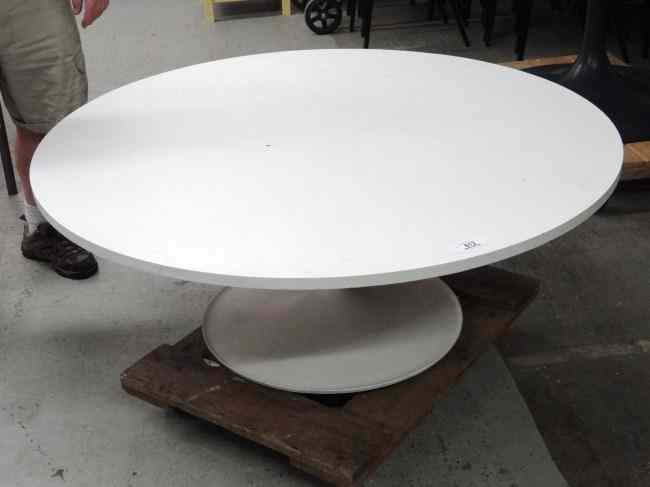 Appraisal: Mid Century Saarinen style coffee table Top '' Diameter