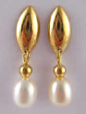 Appraisal: A pair of yellow metal tests carat gold freshwater pearl