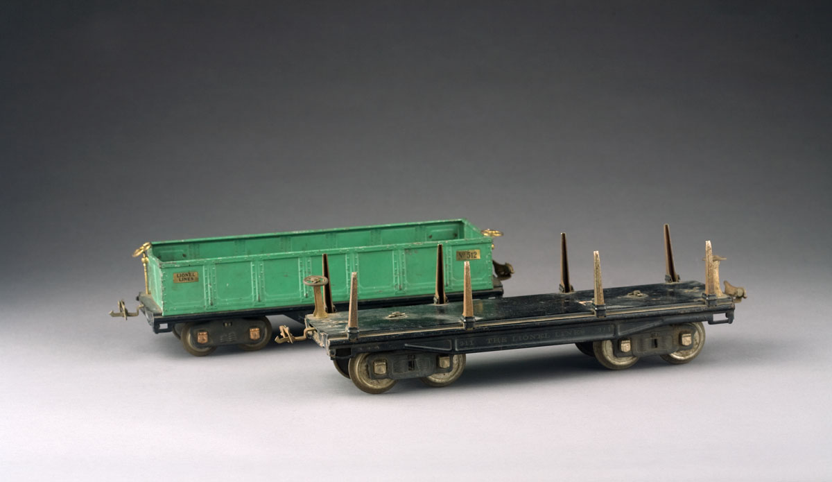 Appraisal: LIONEL FLAT CAR AND A GONDOLA IN LIGHT GREEN