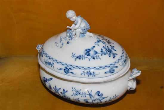 Appraisal: LIDDED TUREEN Meissen in the Blue Onion pattern figural top