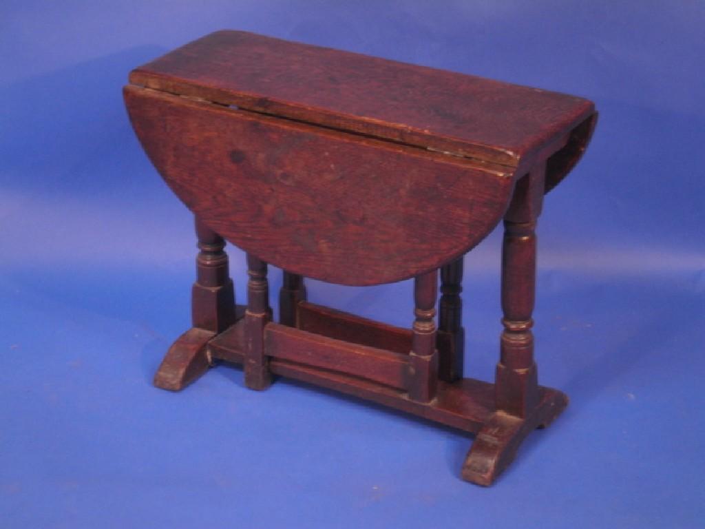 Appraisal: A small oak oval gate leg table with turned supports