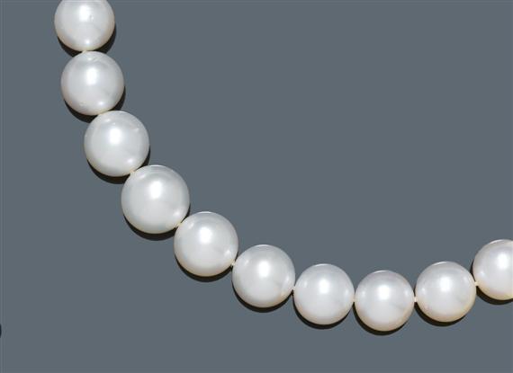 Appraisal: PEARL NECKLACE Clasp in white gold Very attractive necklace of