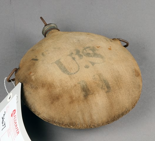 Appraisal: Pattern canteen marked US US volunteers and crossed rifles