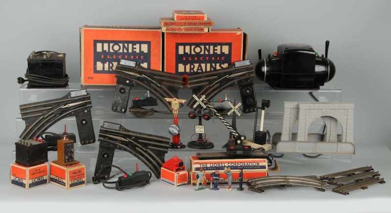 Appraisal: Lot of Miscellaneous Lionel Accessory Items Description American Post-war Includes