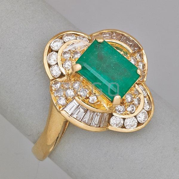 Appraisal: EMERALD AND DIAMOND K YELLOW GOLD RING Condition Report