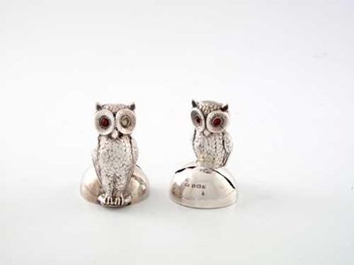 Appraisal: A pair of Edwardian double sided owl menu holders on