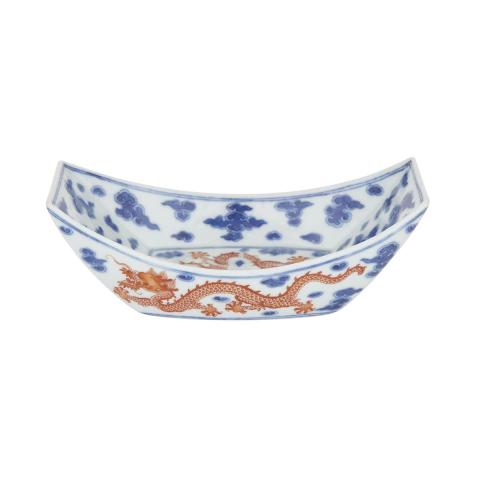 Appraisal: A Fine Blue and White and Iron-Red Porcelain Tea Boat